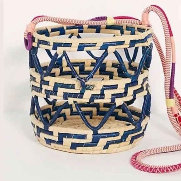 Free People Nannacay Laelia Mixed Straw Bucket Bag - Picture 2 of 6